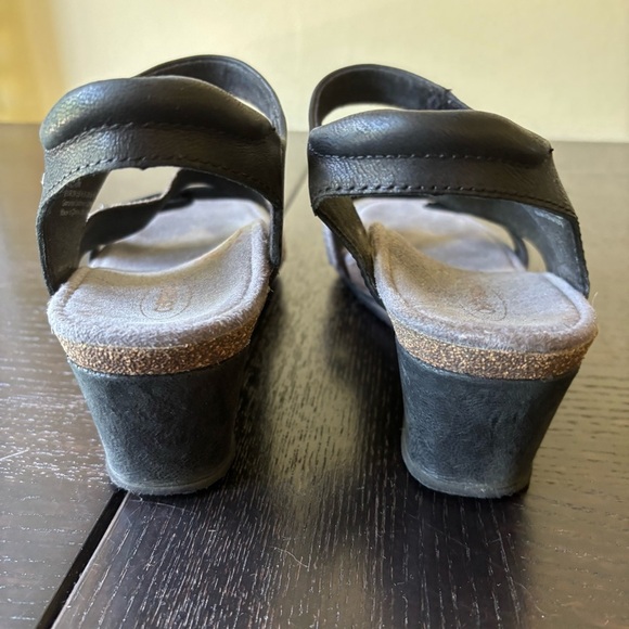 Aetrex 8 Snake skin Bryn walking sandal - Picture 3 of 11